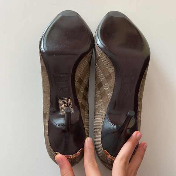 Brand new Burberry brown canvas and patent leather fridge detail pumps - Picture 9 of 10